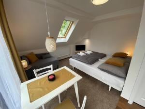 sypialnia z łóżkiem i stołem w obiekcie Apartmány F-M we Frydku-Mistku