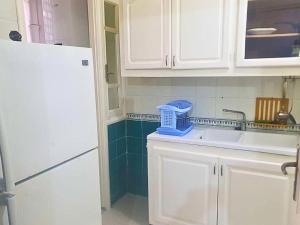 a kitchen with a sink and a blue appliance on the counter at S1 Moderne à Ennasr 2 - Vue Jardin, Fibre Optique & Proche de Tout in Ariana