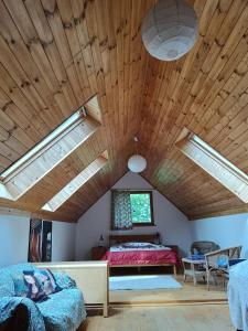 Postel nebo postele na pokoji v ubytování Domek na końcu świata + 37 fotografií