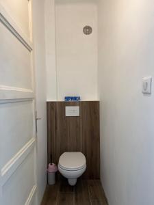 a small bathroom with a toilet in a room at Sagone Appartement T3 in Coggia +5 photos