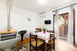 TV a/nebo společenská místnost v ubytování Apartments Snjezana by El-Pi Tours