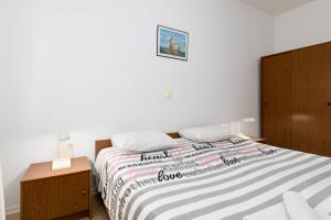 Postel nebo postele na pokoji v ubytování Apartments Snjezana by El-Pi Tours
