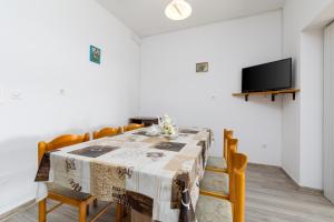 TV a/nebo společenská místnost v ubytování Apartments Snjezana by El-Pi Tours