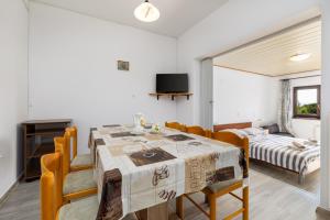 TV a/nebo společenská místnost v ubytování Apartments Snjezana by El-Pi Tours