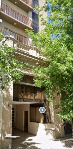 ein Frisbee fliegt vor einem Gebäude durch die Luft in der Unterkunft Ruka Depto Alquiler temporario en Mercedes in Mercedes + 15 Fotos