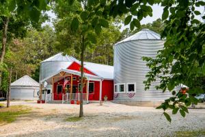 Κήπος έξω από το Hermann Grain Bins BNB Entire Complex sleeps 16