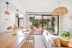a living room with a couch and a table at Hermès - Loft avec jacuzzi & terrasse in Nyons