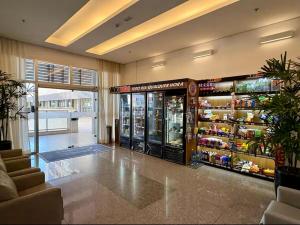 un magasin avec un grand distributeur de soda dans une pièce dans l'établissement Apto aconchegante no DF Plaza, à Brasilia