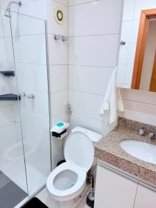 une salle de bains avec toilettes et lavabo dans l'établissement Apto aconchegante no DF Plaza, à Brasilia