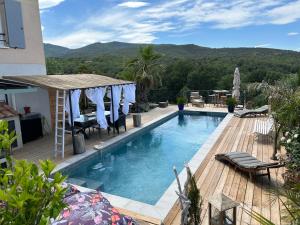 basen w domu z drewnianym tarasem w obiekcie Roquebrune Golfs Plages w mieście Roquebrune-sur Argens