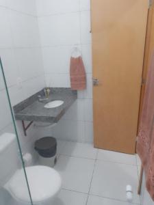 ein Badezimmer mit Waschbecken und Toilette in der Unterkunft Casa para alugar São João de CG PB in Campina Grande + 4 Fotos