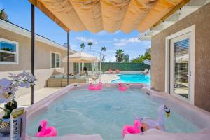 Una piscina con jacuzzi en un patio trasero. en Villa La Solana, en La Mesa