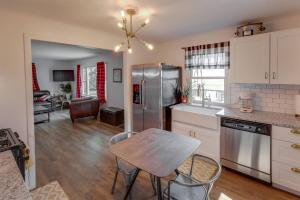 Η κουζίνα ή μικρή κουζίνα στο Lakeside Mille Lacs Cabin +20 φωτογραφίες