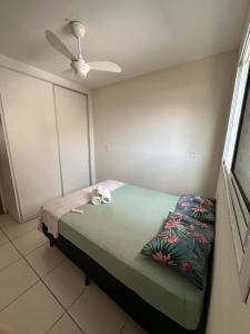 a bed in a room with a ceiling fan at Apartamento Smart in São Carlos
