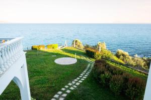 a walkway leading to the ocean from a house at Villa Mae in Elaiokhórion