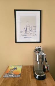 Tiện nghi pha trà/cà phê tại Cozy and colorful apartment in Plovdiv Center