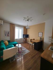 Khu vực ghế ngồi tại Cozy and colorful apartment in Plovdiv Center