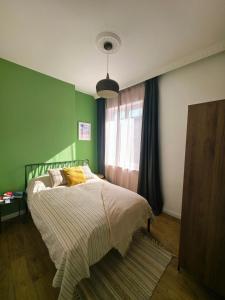 Giường trong phòng chung tại Cozy and colorful apartment in Plovdiv Center