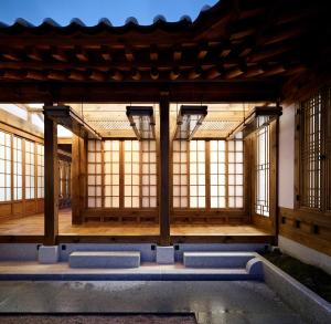 庆州Hyowudang的带有长凳的木门窗建筑