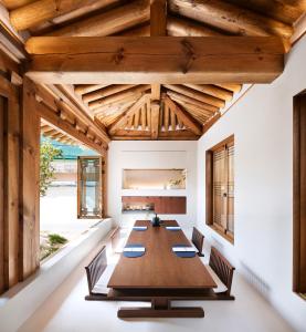 Una cama o camas en una habitación de Hyowudang