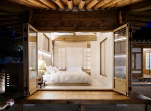 Una cama o camas en una habitación de Hyowudang 42 fotos más