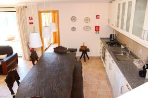Η κουζίνα ή μικρή κουζίνα στο Casa das Andorinhas - Turismo Rural - Nazaré Alcobaça +30 φωτογραφίες