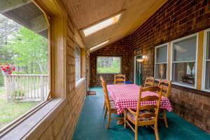 Balkoni atau teres di Sand Cove House