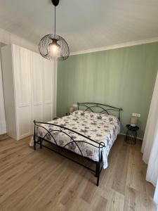 una camera da letto con un letto e un lampadario di Living Aurelia - San Pietro a Roma