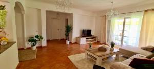 a living room with a couch and a table at appartement avec jardin privé dans une résidence hôtelière haut de gamme in Vilamoura