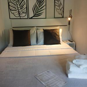 a large bed in a room with at Itamambuca Casa de Praia in Ubatuba
