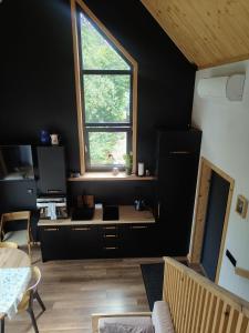 TV a/nebo společenská místnost v ubytování Domek Ponad Mgłami