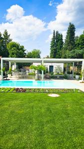 Bazén v ubytování Luxurious large home with Pool, Garden, Koi Pond nebo v jeho okolí