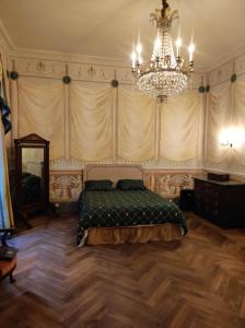 Ένα ή περισσότερα κρεβάτια σε δωμάτιο στο Château de Crépol +6 φωτογραφίες