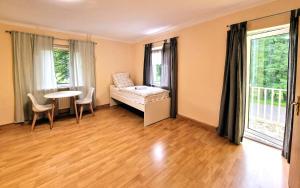 KürtenにあるVS- Kürten Comfort Apartmentのベッドとテーブルと椅子のある部屋