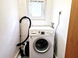 KürtenにあるVS- Kürten Comfort Apartmentの窓付きの客室で、洗濯機が備わります。