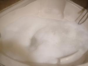 un primer plano de un inodoro blanco en Luxurious panoramic Nile view room, en El Cairo