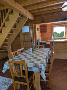 una sala da pranzo con tavolo in una cabina di Domek letniskowy OAZA a Ryn Altre 10 foto