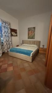 sypialnia z łóżkiem w pokoju w obiekcie La Scala di Atena w mieście Agrigento