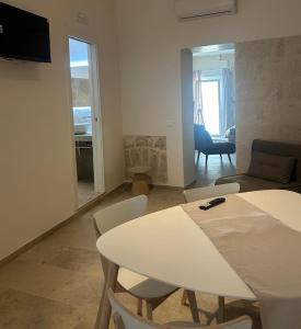 Televízia a/alebo spoločenská miestnosť v ubytovaní Albergo Diffuso Monopoli