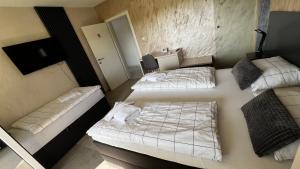 Una cama o camas en una habitación de Apartmani Mamić
