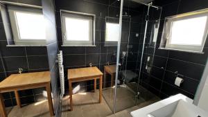 Un baño de Apartmani Mamić
