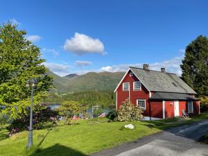 SylteKrokenes的路边的红房子