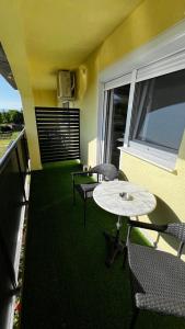 Un balcón o terraza en Apartmani Mamić