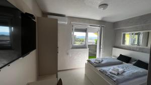 Una cama o camas en una habitación de Apartmani Mamić