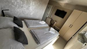 Una cama o camas en una habitación de Apartmani Mamić