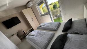 Una cama o camas en una habitación de Apartmani Mamić