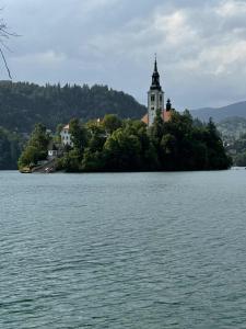un edificio en una isla en medio de un lago en Blue Sky Apartment, en Bled