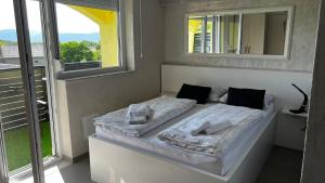 Una cama o camas en una habitación de Apartmani Mamić