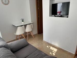 Telewizja i/lub zestaw kina domowego w obiekcie APARTAMENTO CALMA EN EL CENTRO