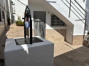 budynek z znakiem przed budynkiem w obiekcie APARTAMENTO CALMA EN EL CENTRO w mieście Conil de la Frontera